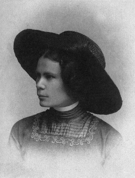 Black-and-white portrait of Belarusian writer Alaiza Pashkevich in 1912.
